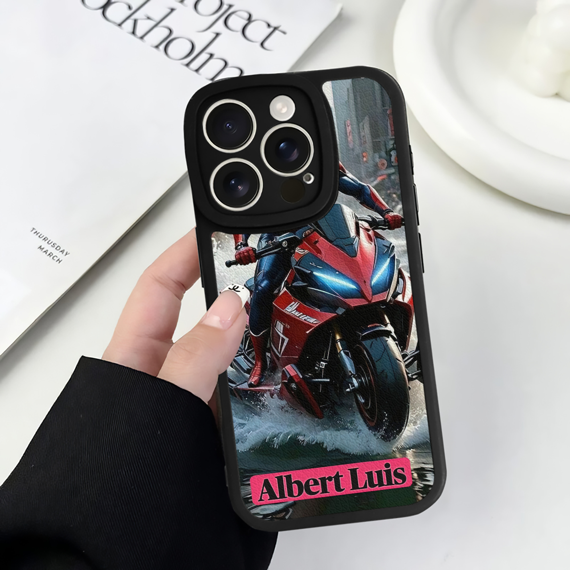 （画像用） Spider Man スパイダーマン 【iPhone 16シリーズ対応】シリコンスマホケース（レザー調） 材質：シリコン